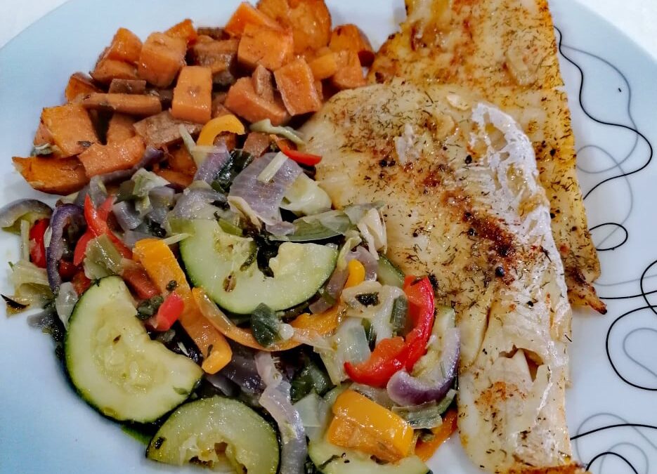 Pescada com Batata Doce e Legumes Salteados